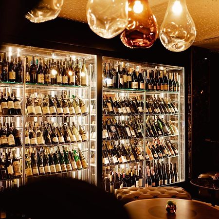 希尔顿里耶卡科斯塔贝拉海滩度假村及水疗中心 外观 照片 Wine display at the restaurant