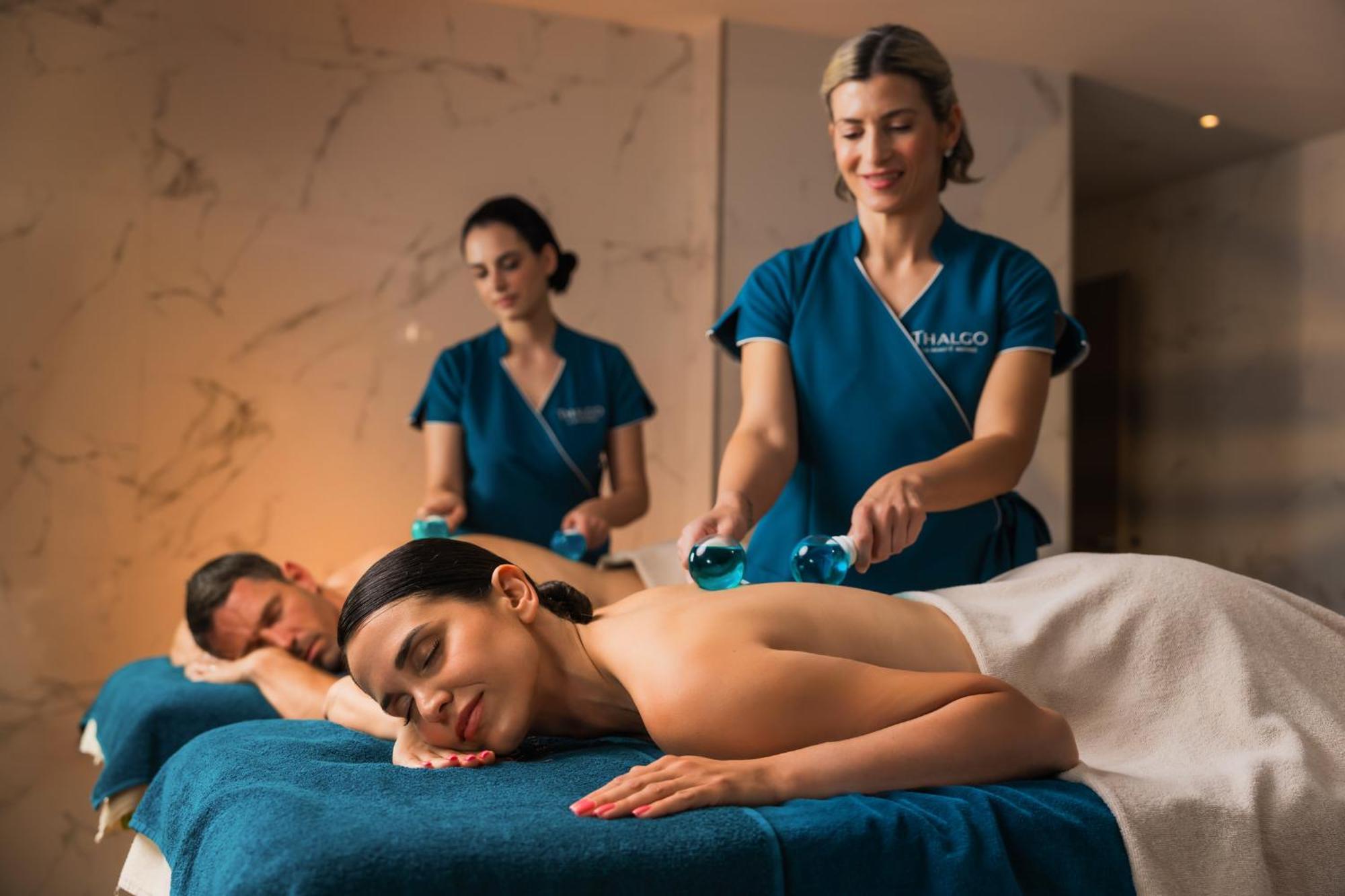 希尔顿里耶卡科斯塔贝拉海滩度假村及水疗中心 外观 照片 A massage therapist performing a massage