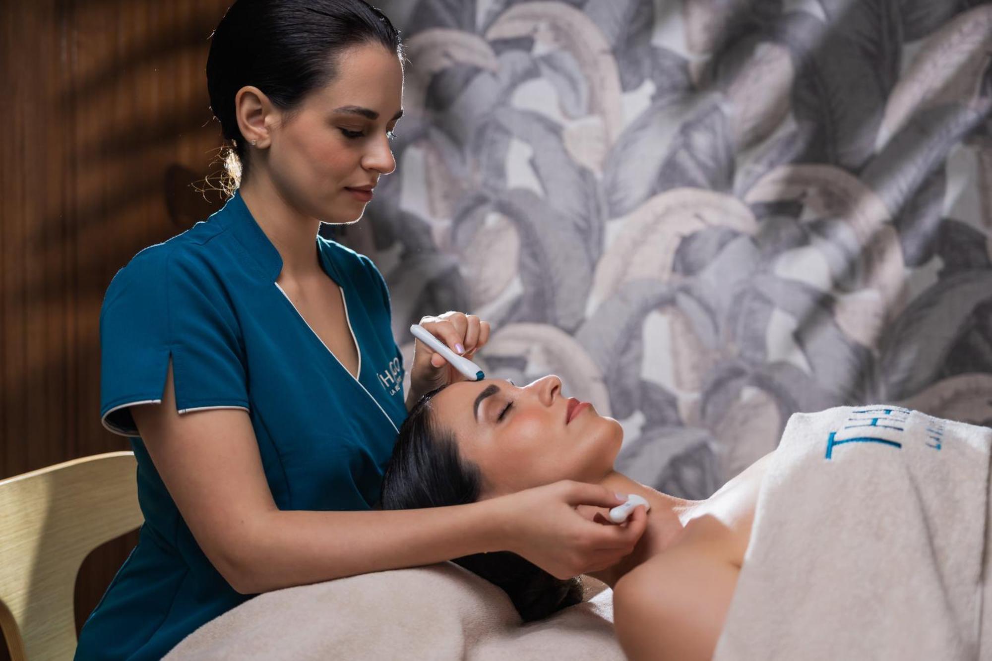希尔顿里耶卡科斯塔贝拉海滩度假村及水疗中心 外观 照片 A woman receiving a facial treatment